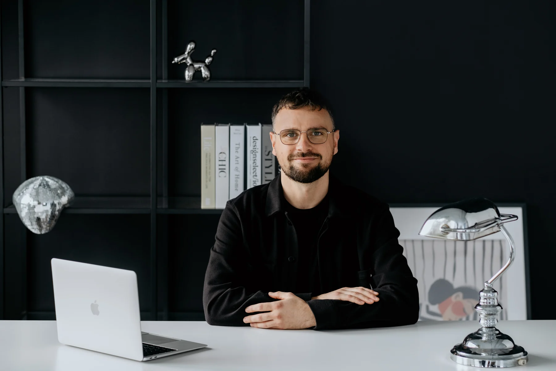 Michał Kornaś, właściciel FLO, przy biurku w swoim biurze